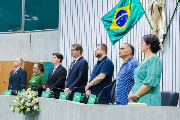 Sessão solene foi realizada no Plenário 13 de Maio - Foto: Máximo Moura
